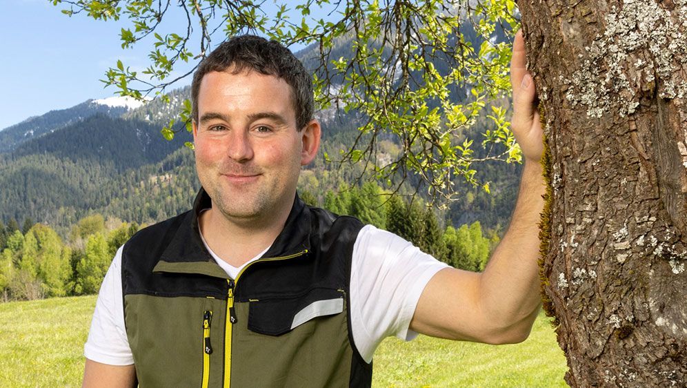 In seiner Freizeit geht Seppi gerne schwimmen, wandern, fährt mit dem Fahrrad oder genießt die Zeit in der Therme. Außerdem ist er Mitglied in einem Tanzverein.