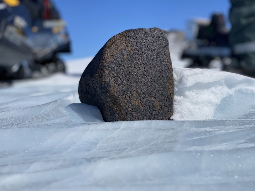 Dieser 7,6 Kilogramm schwere Meteorit wurde vor Kurzem in der Antarktis entdeckt. Ein Sensationsfund, denn normalerweise finden Wissenschaftler:innen Meteoriten mit einem Gewicht von 10 bis 50 Gramm.