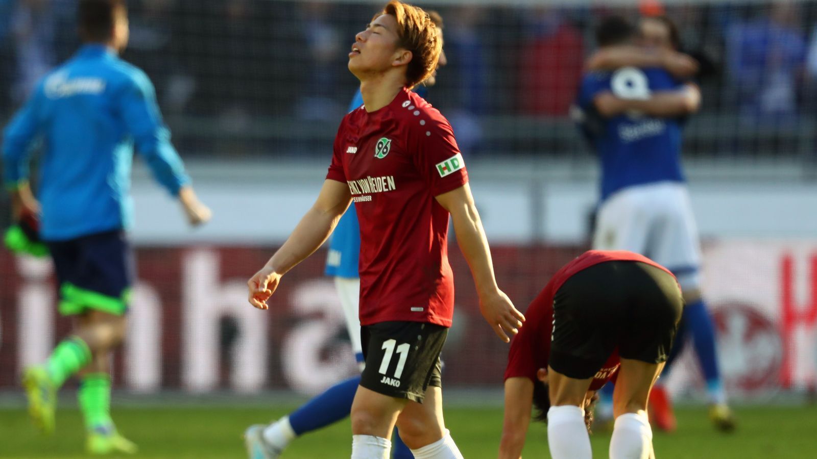 
                <strong>Takuma Asano</strong><br>
                Beim Japaner Takuma Asano, vom FC Arsenal ausgeliehen, betrieb Hannover wohl dasselbe Spiel wie bei Wimmer. Um einer möglichen Kauf-Pflicht zu entgehen, soll Hannover den Londonern laut "Kicker" schon frühzeitig mitgeteilt haben, den Offensivmann im Saisonfinish nicht mehr einsetzen zu wollen - und zog das auch so durch. Seit Anfang April befindet sich Asano im Sonderurlaub und kehrt nach Saisonende zu Arsenal zurück.
              