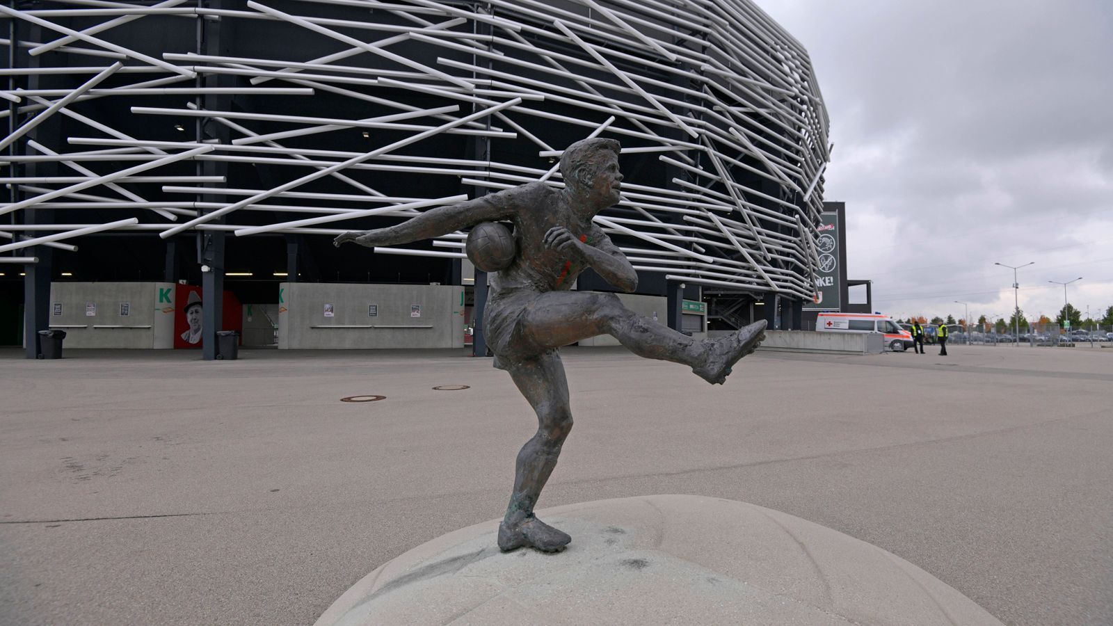 <strong>Helmut Haller</strong><br>
                Auf Betreiben der Augsburg-Fans hin bekam Helmut Haller,&nbsp;Publikumsliebling der 50er-Jahre, eine Bronze-Figur, die im Sommer 2015 vor dem Stadion eingeweiht wurde. Haller selbst konnte bei der Enthüllung nicht mehr anwesend sein, er verstarb 2012. Die Einweihung des Denkmals nahm daher seine Tochter vor. Die Skulptur wurde durch Spenden finanziert.
