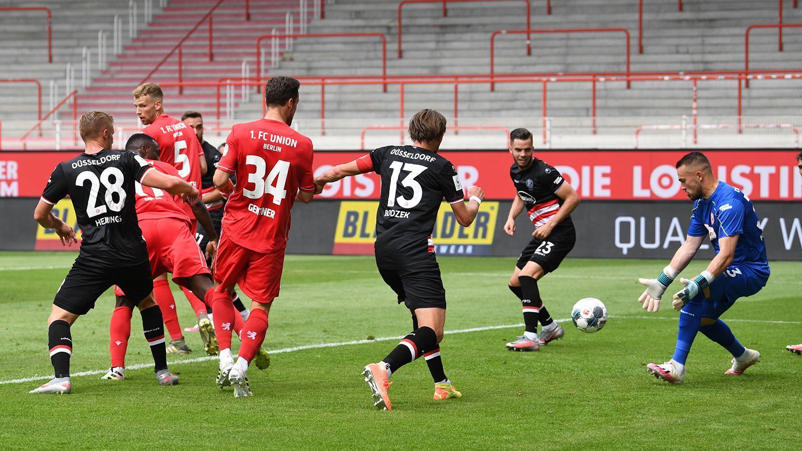 
                <strong>26. Minute: Düsseldorf fängt sich ein bitteres Tor</strong><br>
                Nur vier Minuten nach der Bremer Führung, hat Union einen Eckball. Joshua Mees die durchgerutschte Flanke am zweiten Pfosten volley, eigentlich ein schwacher Schuss. Anthony Ujah kann den Ball aber aufnehmen und bekommt den Abstauber aus kurzer Distanz. Der Ball rutscht Torhüter Florian Kastenmeier durch die Beine, Adrian Bodzek kann die Kugel erst hinter der Linie klären - 1:0 für Union! Stand jetzt ist die Fortuna abgestiegen, Bremen rutscht auf den Relegationsplatz.
              