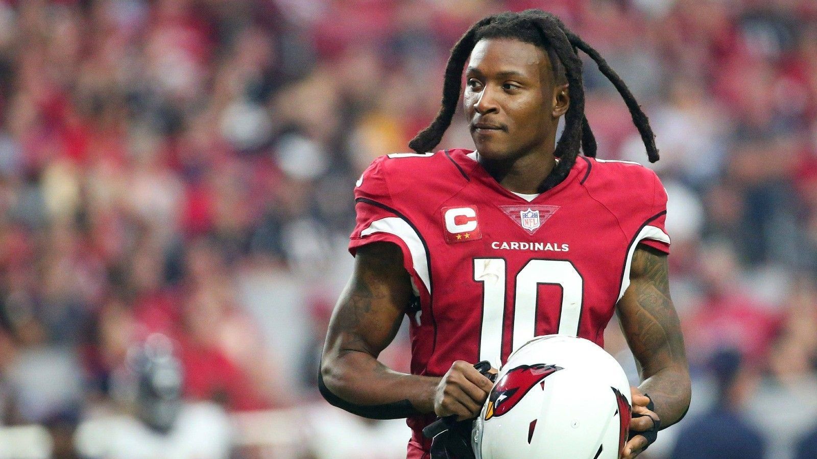 
                <strong>New England Patriots </strong><br>
                Zwei Teams sollen Hopkins laut Informationen von "ESPN" bereits ein Angebot unterbreitet haben. Dies wären einmal die Patriots. Schon länger ist bekannt, dass die Franchise Gespräche mit dem Passempfänger führt, Hopkins war zudem bereits in Foxborough zu Gast. Die Pats hätten den nötigen Cap-Space, um Hopkins einen fairen Kontrakt anbieten zu können. Sollte er tatsächlich in New England unterschreiben, würde er mit Juju Smith-Schuster und DeVante Parker ein durchaus schlagkräftiges Receiver-Trio für Quarterback Mac Jones bilden. Allerdings soll auch noch ein anderes Team dem Passempfänger eine Offerte vorgelegt haben.  
              