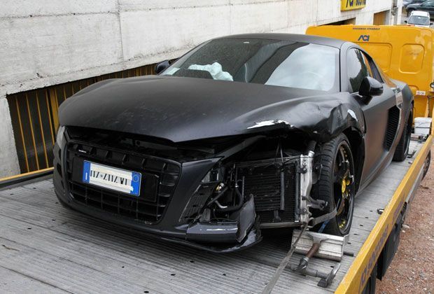 
                <strong>Verschrottung des Audi R8</strong><br>
                2010: Nur wenige Tage nachdem Balotelli bei Manchester City unterschreibt, schrottet er seinen R8 auf dem Weg zum Training. Auf die Frage der Polizei, warum er 5000 Pfund in bar dabei habe, antwortet er mit: "Weil ich reich bin."
              