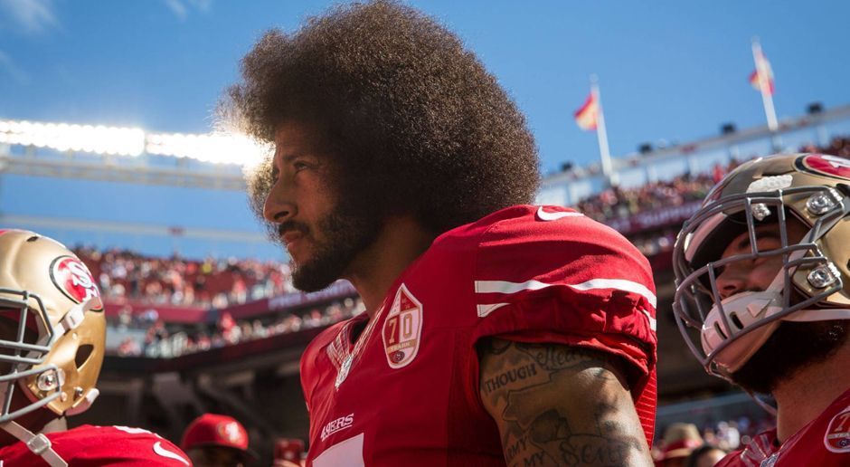 
                <strong>Gewinner: Colin Kaepernick</strong><br>
                Sind es tatsächlich sportliche Gründe, die eine neue Anstellung von Colin Kaepernick in der NFL verhindern? Nach diesem 1. Spieltag gehen Anhängern dieser Theorie so langsam die Argumente aus. Selbst mit dem Passer Rating seiner schwächsten Saison 2015 von 78,5 toppt Kaep gleich zwölf Quarterbacks des 1. Spieltags. Sein Karriere-Durchschnitt von 88,9 hätte für einen sicheren Mittelfeldplatz gereicht. Noch deutlich vor Namen wie Tom Brady, Aaron Rodgers, Cam Newton oder Eli Manning. Von den Totalausfällen aus Week 1 ganz zu schweigen.
              