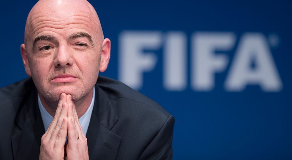 
                <strong>FIFA soll Transferverbote aussprechen</strong><br>
                Nachdem Gianni Infantino seine WM mit 48 Mannschaften durchboxen konnte, denkt die Fifa-Exekutive über weitere Maßnahmen nach. So planen die Verantwortlichen laut der "Times", nach einem Unentschieden in den Gruppenspielen direkt ein Elfmeterschießen einzuführen, um einen Sieger zu ermitteln. Damit sollen Absprachen verhindert werden, wonach beiden Teams im abschließenden Gruppenspiel ein Remis zum Weiterkommen reicht. Fifa und auch Uefa glänzten aber auch in der Vergangenheit immer wieder mit verrückten Plänen. ran.de präsentiert eine Auswahl der skurrilsten Ideen.
              