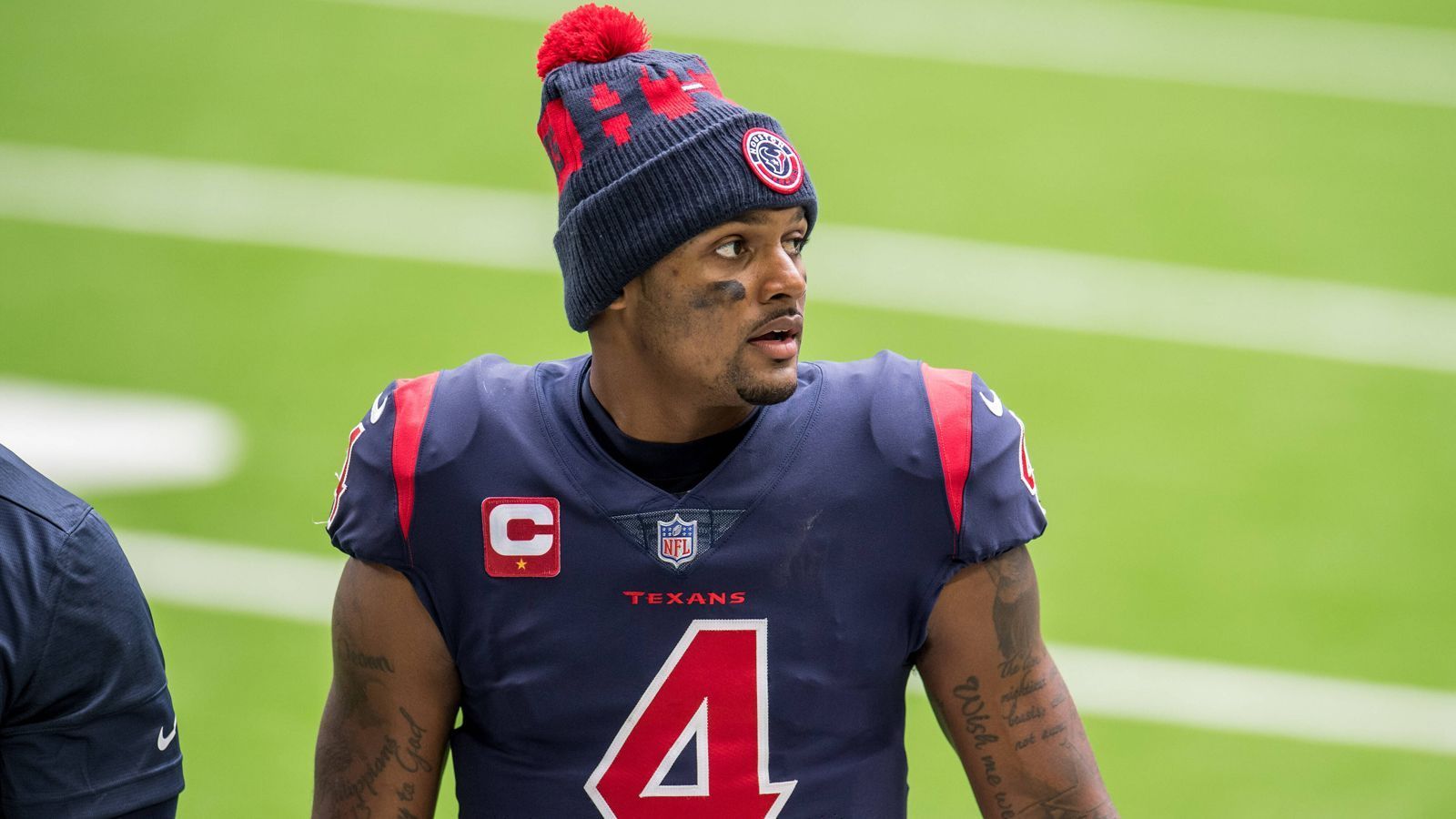 
                <strong>Trade als Quarterback-Lösung?</strong><br>
                Durch den Wilson-Trade haben auch die Seahawks nun ein paar Picks in der Hinterhand, mit denen sie für ein Top-Quarterback traden könnten. Die heißeste Personalie dürfte in diesem Zusammenhang Deshaun Watson sein. Zwar hat der Spielmacher der Houston Texans zurzeit ein Verfahren am Hals, doch die Begierlichkeiten der NFL-Teams weckt er dennoch. Denn laut Medienberichten sind auch die Carolina Panthers am 26-Jährigen interessiert. Die Seahawks wären also bei positivem Ausgang der Watson-Verhandlung und bestehendem Interesse nicht ohne Konkurrenz.
              