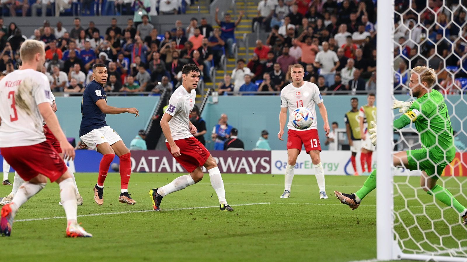 
                <strong>Führungstor nach Zusammenspiel mit Hernandez</strong><br>
                Doch wenig später macht er es besser. Nach Zusammenspiel mit Theo Hernandez vollendet Mbappe vom linken Fünfmetereck zum 1:0. Sein 30. Länderspieltor, das 13. in den jüngsten zwölf Einsätzen.
              