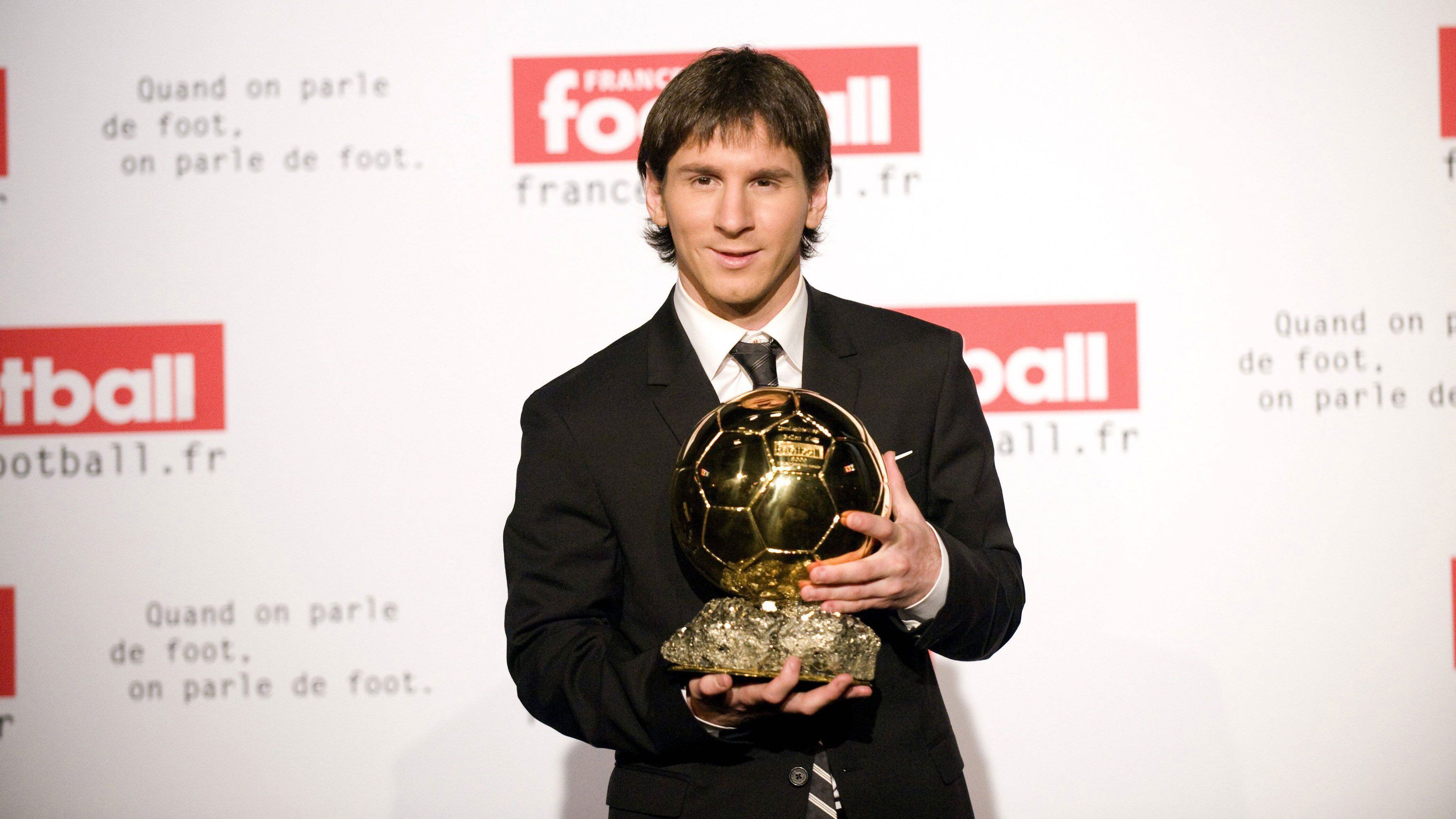 
                <strong>Erster Ballon d'Or 2009</strong><br>
                Mit dem ersten CL-Titel im Rücken bekommt der Argentinier am Ende der Saison seinen ersten Ballon d'Or überreicht. Auch in den folgenden Jahren ist häufig kein Vorbeikommen an dem dribbelstarken Linksfuß. Inzwischen hat er sechs Auszeichnungen als Weltfußballer, so viele wie kein anderer Profi. 
              