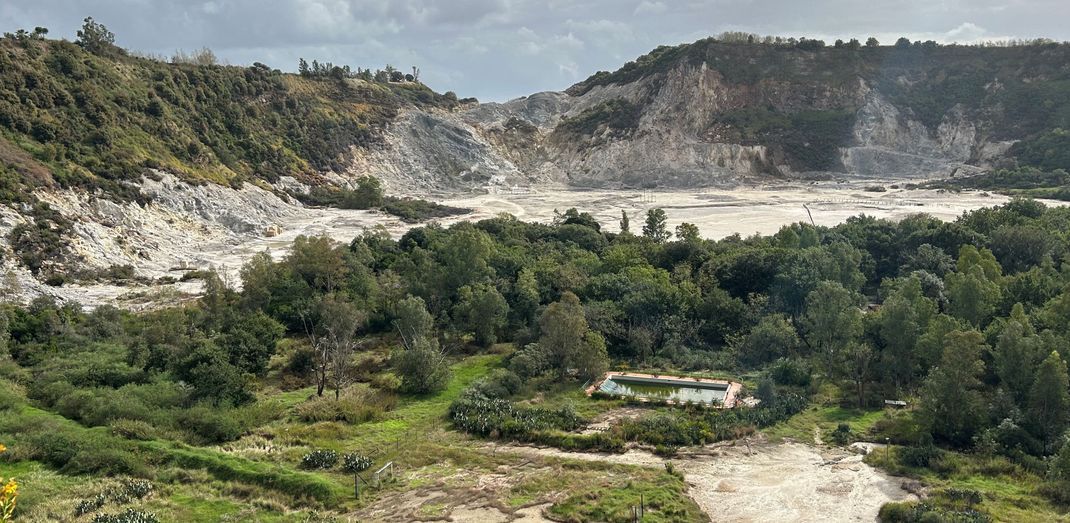 Das Vulkanfeld Solfatara in der Kleinstadt Pozzuoli im Westen der italienischen Millionenmetropole Neapel.Das Gebiet gehört zum Supervulkan Campi Flegrei, wo Experten nach einer Serie von Erdbeben Schlimmeres befürchten.