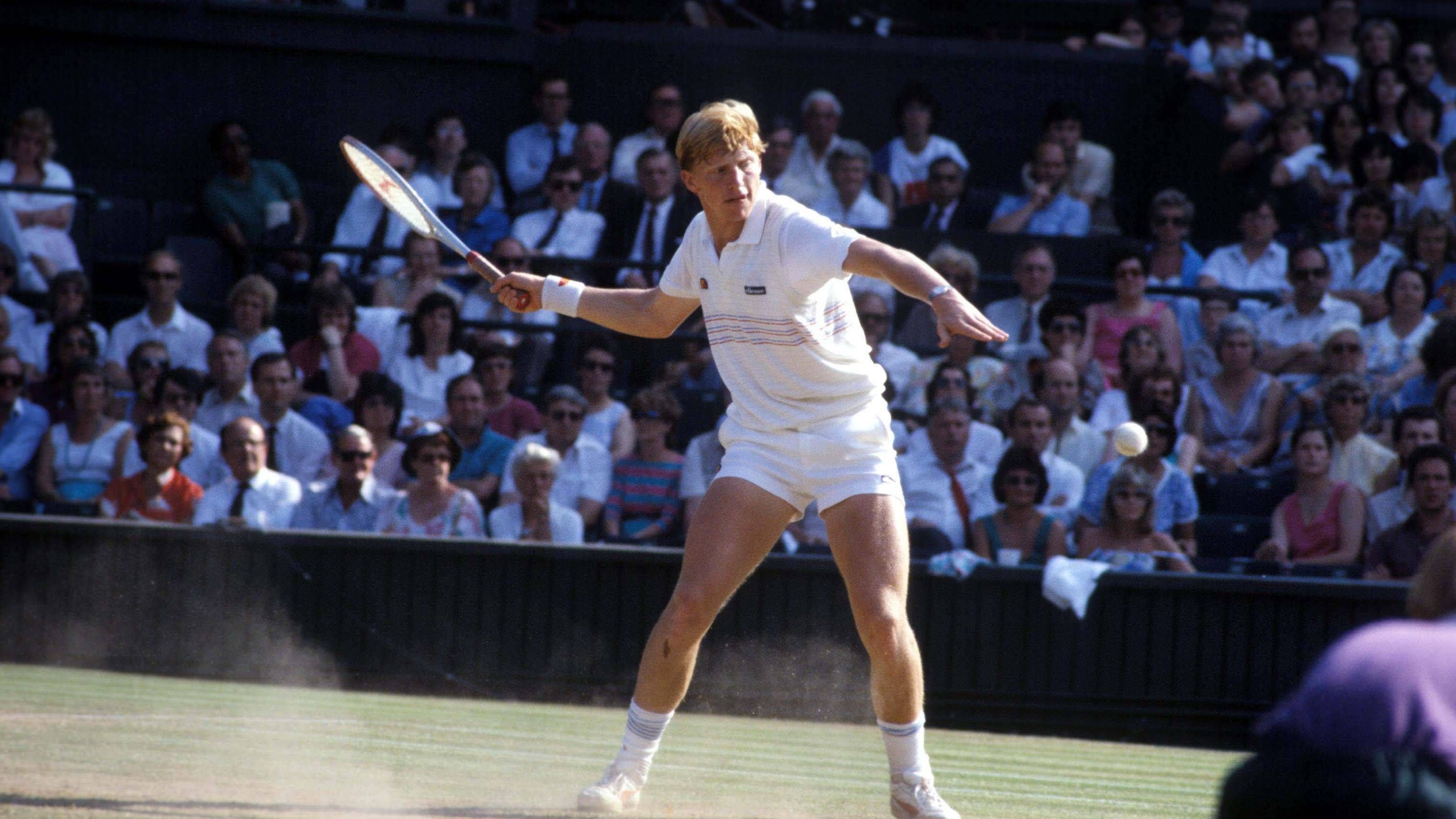 <strong>Boris Becker</strong><br>1985 macht sich der unbekümmerte Wunderknabe aus Leimen auf, um die Tenniswelt und die Herzen der deutschen Fans zu erobern. Im bis heute unerreicht jungen Alter von 17 Jahren und 227 Tagen triumphiert Becker auf dem Heiligen Rasen von Wimbledon und löst einen deutschlandweiten Tennis-Boom aus. Anschließend holt er fünf weitere Grand-Slam-Titel und einen Olympiasieg im Doppel.