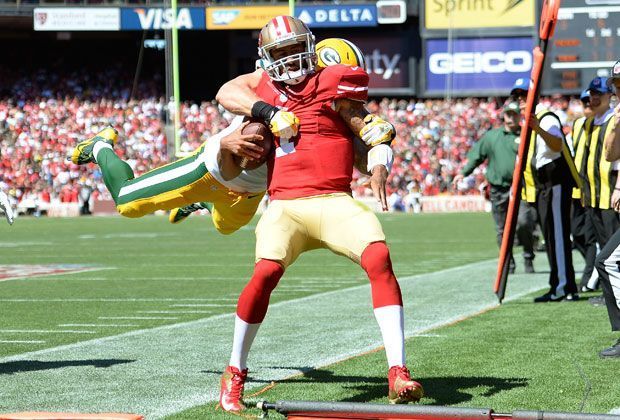 
                <strong>Die spektakulärsten Bilder der NFL</strong><br>
                Imposanter Tackle: Clay Matthews von den Green Bay Packers nimmt Colin Kaepernick richtig in die Mangel
              