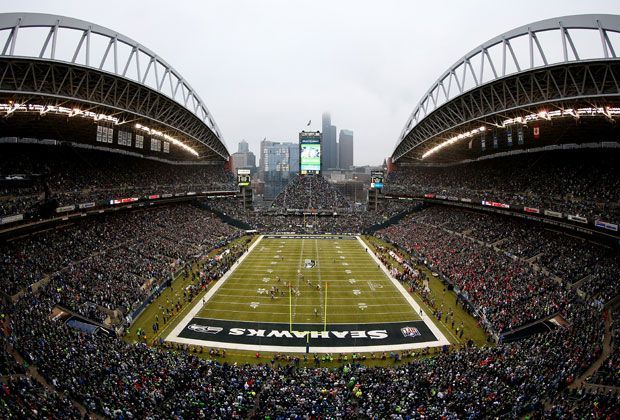 
                <strong>Seattle Seahawks: It might get loud</strong><br>
                Der Blick auf die Skyline Seattles ist ein einzigartiges Stadion-Erlebnis. Vor allem abends bietet sich ein Anblick, den es wohl in keinem anderen NFL-Stadion gibt. Die Spielstätte gleicht einer riesigen Festung.
              