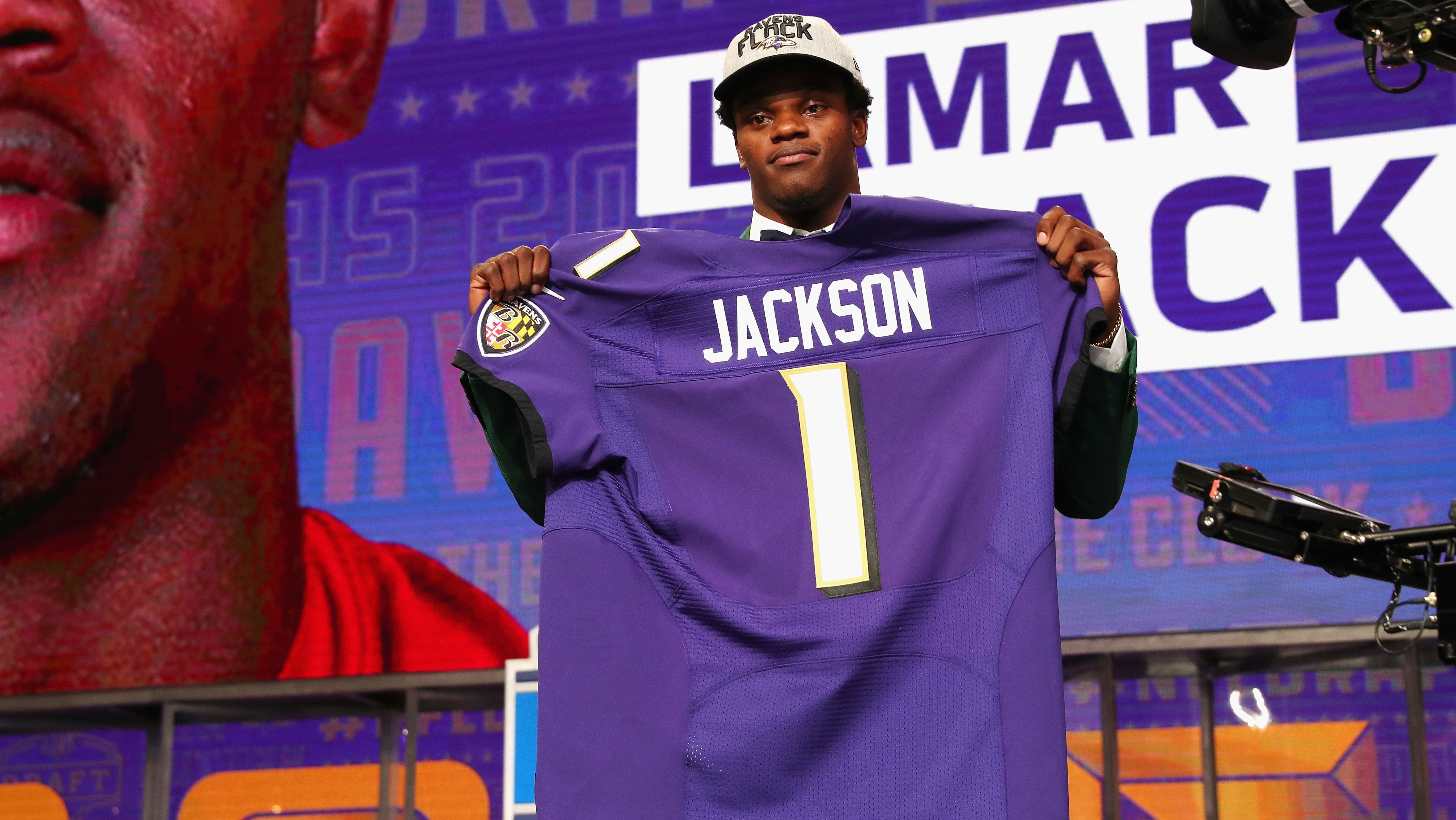 
                <strong>Lamar Jackson (32. Pick im Draft 2018, Baltimore Ravens)</strong><br>
                Und einen weiteren großen Namen sollte der 2018er Jahrgang noch hergeben. Mit dem letzten Pick der ersten Runde schlugen die Ravens zu und sicherten sich Lamar Jackson. Der sollte Routinier Joe Flacco bald den Rang ablaufen und schwang sich zum 2019er MVP auf.
              