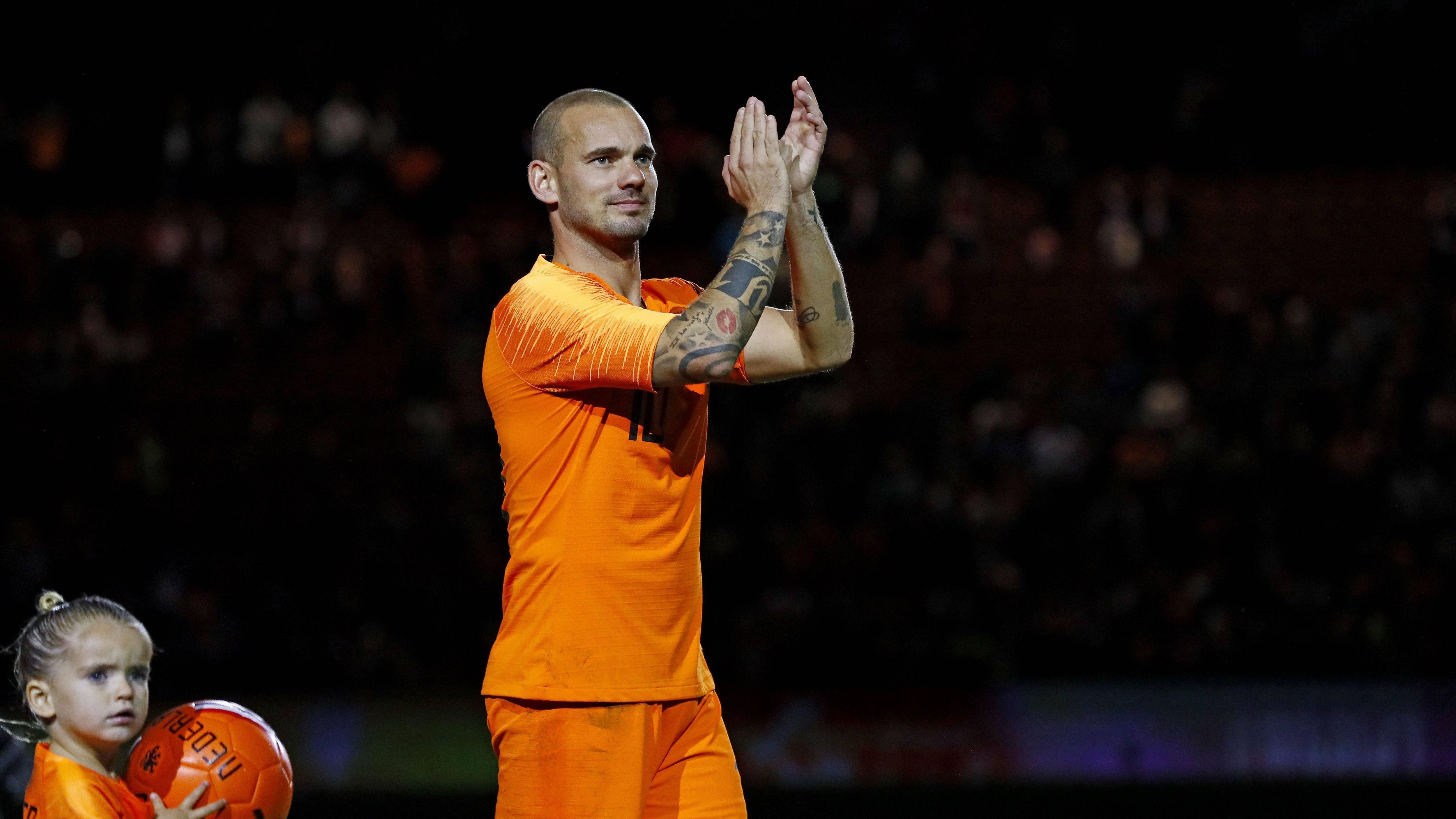 
                <strong>Wesley Sneijder (Al Gharafa Sports Club)</strong><br>
                Der niederländische Rekordnationalspieler Wesley Sneijder hat seine Karriere beendet. "Ich habe mit dem Fußballspielen aufgehört", sagte der ehemalige Profi auf einem Geschäftstermin beim FC Utrecht. Der mittlerweile 35-Jährige ist gebürtig aus Utrecht und hat im dortigen Stadion eine Loge gekauft, die der Mittelfeldspieler in ein Museum über seine Laufbahn umfunktionieren möchte. Sneijder spielte unter anderem für Real Madrid, Galatasaray Istanbul und Inter Mailand. Mit Inter holte der Offensivspieler 2010 das Triple. Insgesamt 134 Mal lief er für die "Elftal" auf und wurde 2010 Vize-Weltmeister.
              