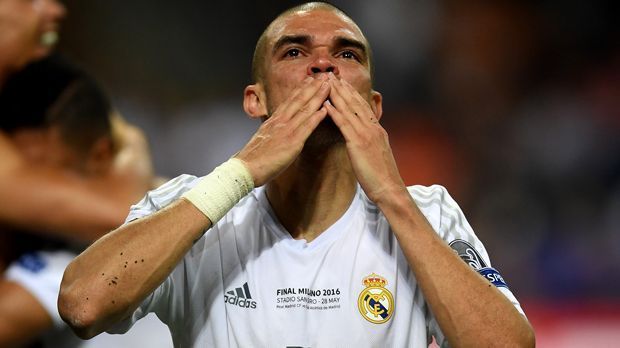 
                <strong>Pepe (Real Madrid)</strong><br>
                Pepe (Real Madrid): Das portugiesische Raubein erlebt derzeit eine der erfolgreichsten Phasen seiner Karriere. 2016 gewann er die Champions League mit Real und kurze Zeit später den EM-Titel mit Portugal. Nun muss der Innenverteidiger bei Real um einen neuen Vertrag kämpfen. Zumindest verpflichtete sein Klub im Sommer keinen weiteren Konkurrenten fürs Abwehrzentrum und so darf der 33-Jährige auf eine Vertragsverlängerung hoffen.
              
