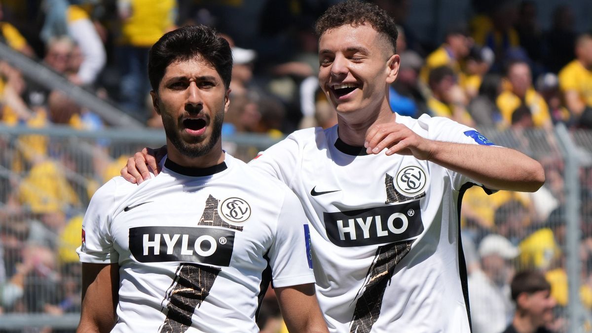 10.05.2025, xrhsx, Fussball 2.Bundesliga, SV Elversberg - Eintracht Braunschweig v.l. Torjubel nach dem Tor zum celebrating the goal celebrate 3:0 durch Muhammed Damar (SV Elversberg) (DFL DFB REGU...