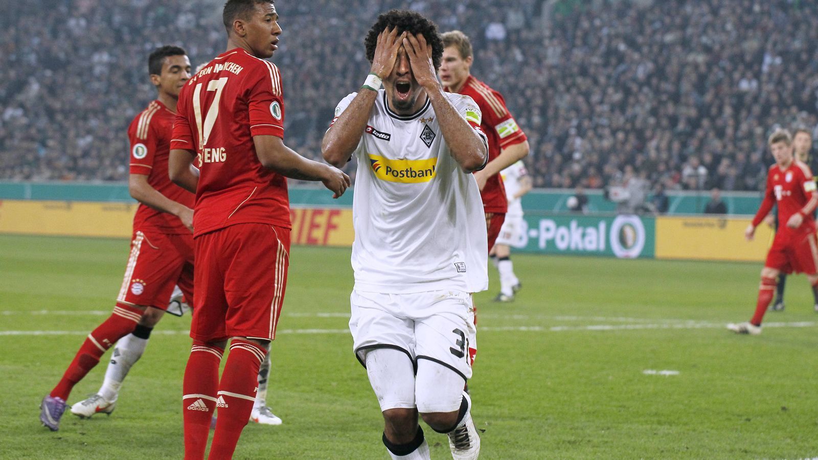 
                <strong>Halbfinale 2011/12: Gladbach – Bayern 2:4 nach Elfmeterschießen</strong><br>
                Zuletzt trafen Gladbach und Bayern am 21. März 2012 aufeinander. Und es war ein Duell zweier Topteams: Die Borussia beendete die Saison auf einem Champions-League-Qualifikationsplatz. Die Bayern wurden Zweiter und standen im Champions-League-Finale. Im Pokal-Halbfinale zwischen den beiden Teams stand es nach 120 Minuten im Torhüterduell zwischen Marc-Andre ter Stegen und Manuel Neuer noch 0:0. Im Elfmeterschießen aber zeigten die "Fohlen" von Trainer Lucien Favre Nerven: Dante (Foto) und Havard Nordtveit scheiterten. Jupp Heynckes' Bayern zogen ins Finale ein, kassierten dort aber vom BVB eine 2:5-Abreibung.
              