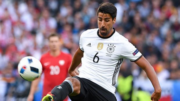 
                <strong>Sami Khedira</strong><br>
                Sami Khedira: Wenn der Gegner sich hinten reinstellt, hat man es als defensiver Mittelfeldspieler, der nicht auf den Namen Toni Kroos hört, nicht leicht. Offensiv hat man eine rote Mauer vor sich und defensiv wird man meist dafür verantwortlich gemacht, wenn mal ein Konter durchkommt. Gefühlt kam aber trotzdem ein Konter zu viel durch. ran-Note: 3
              