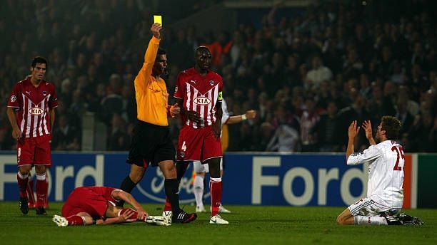 <strong>Erste und einzige Gelb-Rote Karte (21.10.2009)</strong><br>Im dritten Gruppenspiel der Champions League gegen Girondins Bordeaux musste Thomas Müller erstmals wegen einer Gelb-Roten Karte verfrüht in die Kabine gehen - es sollte sein bis dato letztes Mal im Trikot der Bayern sein. Bereits nach 13 Minuten erhielt der Zehner seine erste Verwarnung, nach einer halben Stunde war der Arbeitstag dann für Müller beendet. Doppelt bitter: Nach 1:0-Führung unterlagen die Bayern bei dem französischen Top-Klub noch mit 1:2.