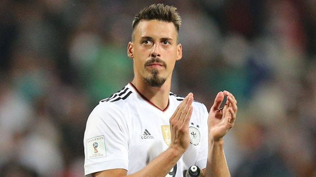 
                <strong>Gewinner: Sandro Wagner</strong><br>
                Ähnlich wie bei Stindl war schon die Confed-Cup-Nominierung für Sandro Wagner ein großer Erfolg, eine späte Genugtuung. In seinem zweiten Länderspiel gegen San Marino erzielte der Hoffenheimer einen Dreierpack. Bis vor dem Spiel gegen Nordirland stand er zwar nicht mehr im Kader, profitierte nun aber von der Verletzung von Mario Gomez. Und diese Chance nutzte er eindrucksvoll. In den letzten beiden Quali-Spielen trug er sich jeweils in die Torschützenliste ein.
              