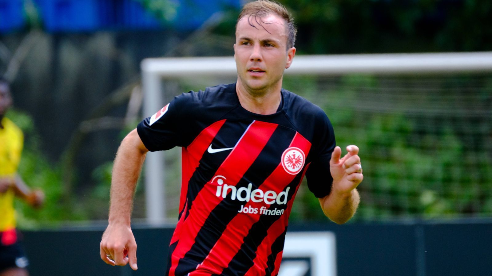 <strong>Mario Götze</strong><br>
                Sein Tor in der Verlängerung des Finales machte Deutschland zum Weltmeister. Anstatt durchzustarten, ging es für den damaligen Offensivspieler des FC Bayern aber nach der WM bergab. Verletzungen, Krankheit, Rückkehr zum BVB - so richtig rund lief für es für ihn nicht. Götze schloss sich nach einem erfolgreichen Intermezzo bei der PSV Eindhoven im Sommer 2022 Eintracht Frankfurt an. Abseits des Platzes investierte er gemeinsam mit Ex-Teamkollege Andre Schürrle in eine Pizza-Kette.
