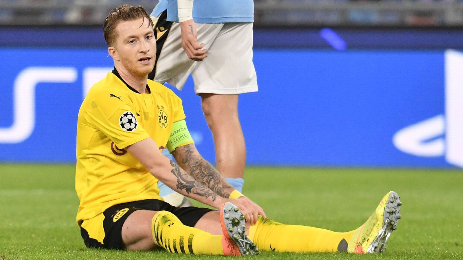 
                <strong>Marco Reus</strong><br>
                Konnte sich in der ersten Hälfte auch praktisch gar nicht in Szene setzen. Wie die ganze Dortmunder Mannschaft kam auch Reus nach der Pause besser ins Spiel und hatte mehr Ballkontakte und Ideen. Letztlich kam aber zu wenig dabei raus, vom Kapitän muss man in solchen Partien mehr erwarten können. Reus ging zwölf Minuten vor Schluss raus. ran-Note: 4
              