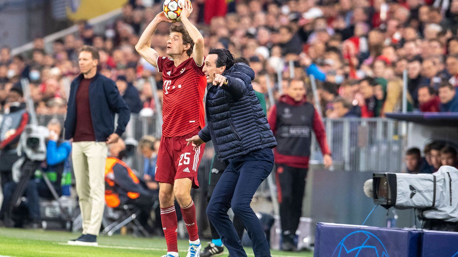 
                <strong>Mirror (England) </strong><br>
                Auf der Insel findet man deutliche Worte für den Zustand der Bayern: "Toter Riese! Bayern München stürzt aus der Champions League."
              