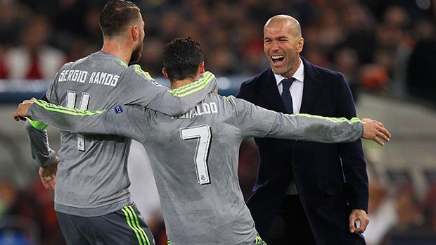 
                <strong>Real Madrid: Zinedine Zidane</strong><br>
                Real Madrid: Zinedine Zidane. Nach dem Rauswurf von Rafael Benitez übernahm der ehemalige Real-Spieler die sportlichen Geschicke bei den Königlichen und stabilisierte die Madrilenen auch. Dennoch zweifelt der Trainer an seinem Verbleib. "Ich kann nicht sagen, welche Rolle ich in der Kaderplanung für die kommende Saison spiele, wenn ich nicht weiß, ob ich überhaupt noch hier bin", wird Zidane in der "Marca" zitiert. "Wir werden sehen, was am Saisonende passiert." Überraschende Töne von Reals Trainer. Glaubt man Berichten englischer Medien, stehen die Nachfolger schon in den Startlöchern: Laut "Daily Star" soll ausgerechnet Jose Mourinho nach Madrid zurückkehren. Die spanische "El Pais" schreibt gar von einer möglichen Verpflichtung von Jogi Löw, bei dem es Real wohl schon mehrfach versucht haben soll.
              