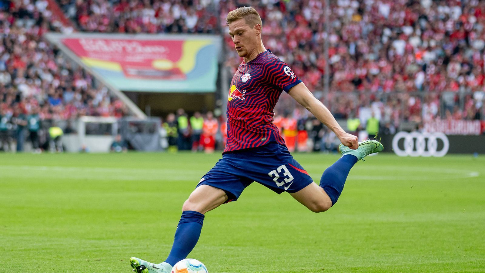 
                <strong>Marcel Halstenberg (RB Leipzig)</strong><br>
                Der Nationalspieler hat einen schweren Stand gegen Coman und öfter das Nachsehen. Glück, dass er von ihm komplett aus den Augen verlorene Franzose freistehend daneben köpft (39.). Nach dem Wechsel deutlich besser auf dem Posten. ran-Note: 3
              