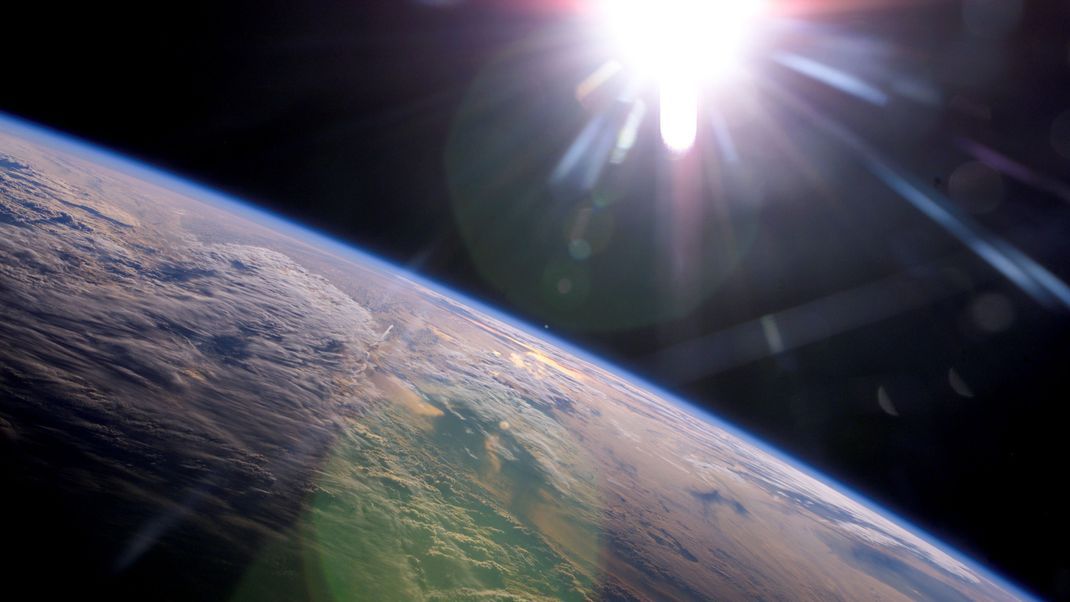Von der Internationalen Raumstation aus strahlt die Sonne in Reinweiß