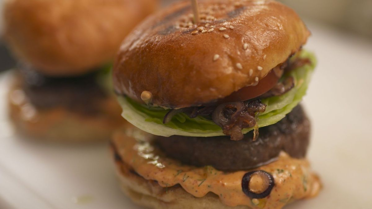 Burger mit karamellisierten Zwiebeln