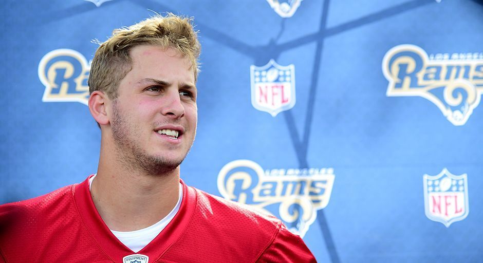 
                <strong>Jared Goff trainiert bei den Rams</strong><br>
                Goff hinterließ an seinem ersten richtigen Arbeitstag auf jeden Fall einen guten Eindruck. Ob er das neue Gesicht der Rams in der neuen Heimat Los Angeles werden kann, werden die nächsten Monate und vielleicht sogar Jahre zeigen.
              