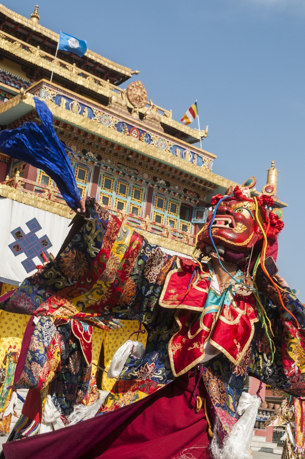 Losar ist das höchste Fest im tibetischen Buddhismus und der Beginn des neuen Jahres. Es beginnt mit dem Beginn des ersten Frühlingsmonats und dauert mindestens 3 Tage lang. Am 2. Tag gibt es religiöse Rituale, so wie Cham-Tänze. Sie werden von Mönchen mit Masken und Kostümen aufgeführt.