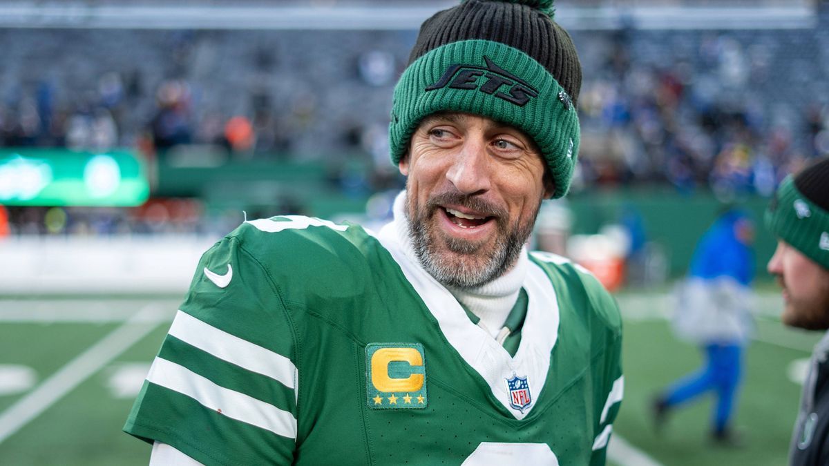 New York Jets quarterback Aaron Rodgers (8) looks on following the NFL, American Football Herren, USA football game against the Los Angeles Rams, Sunday, Dec. 22, 2024, in East Rutherford. ( Cal Me...