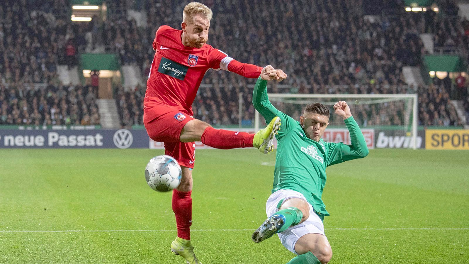 
                <strong>2020: SV Werder Bremen vs. 1. FC Heidenheim</strong><br>
                Mit einem furiosen 6:1 setzte sich der eigentlich schon abgeschriebene SV Werder Bremen am letzten Spieltag gegen den 1. FC Köln durch und rettete sich noch vor Fortuna Düsseldorf in die Relegation. Dort wartete der starke 1. FC Heidenheim, der den Hamburger SV hinter sich ließ. Im Hinspiel war es ein eher träges 0:0 im Weserstadion, alle Aufregung spielte sich im Rückspiel ab. Die Bremer gingen zwei Mal in Führung, die Heidenheimer konnten zwei Mal ausgleichen. Am Ende jubelte Werder aufgrund der Auswärtstor-Regel und blieb in der Bundesliga.
              