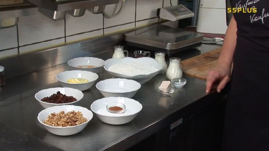 Für den Osterkuchen werden unter anderem Mehl, Eier, Butter, Zucker, Rosinen, Zucker und Zimt verarbeitet.