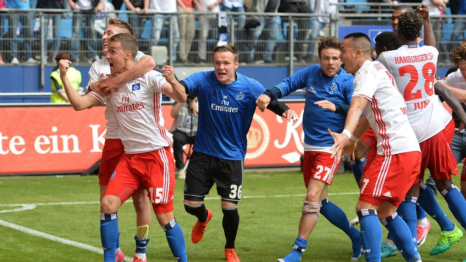 
                <strong>2016/17: Waldschmidt rettet den HSV in letzter Sekunde</strong><br>
                Der HSV steht nach 33 Spielen auf Platz 16, es droht die Relegation. Wolfsburg, Augsburg und Mainz stehen allesamt zwei Punkte vor den Hamburgern, die die Trümpfe aber in der eigenen Hand halten. Denn am letzten Spieltag steigt das direkte Duell gegen die Wölfe. Dadurch können sowohl der FCA als auch die Mainzer nicht mehr auf den Relegationsplatz geraten. In Hamburg gilt: wer verliert, geht in die Relegation. Der VfL geht in der 23. Minute durch Robin Knoche in Front, Filip Kostic gleicht nur neun Minuten später für den HSV aus. In der 88. Minute ist es dann Youngster Luca Waldschmidt, der das 2:1 für die Hamburger erzielt, der dadurch erstklassig bleibt. Wolfsburg muss zwar in die Relegation, gewinnt diese aber 2:0 gegen Eintracht Braunschweig.
              