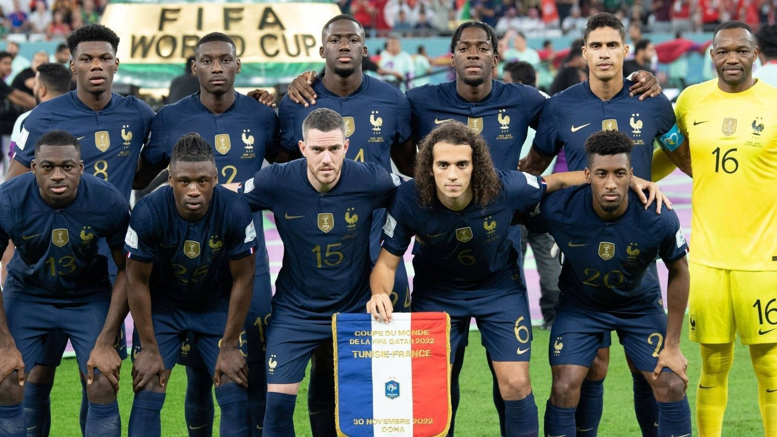 
                <strong>Frankreich schon Weltmeister? Ausrüster mit Trikot-Panne</strong><br>
                Panne oder hellseherische Extraklasse? Der Sportartikelhersteller Nike hat in seinem Online-Shop das Jersey der französischen Fußball-Nationalmannschaft als "Drei-Sterne-Trikot" angeboten. Und das, obwohl die "Equipe Tricolore" den WM-Titel erst zweimal gewonnen hat. Sogar über die Google-Suche ist die entsprechende Seite noch aufrufbar, wenn auch mit angepasstem Text. "Das gewünschte Produkt ist nicht mehr erhältlich", heißt es dort, nachdem der Fehler inzwischen behoben wurde. Sollte die Mannschaft von Didier Deschamps im WM-Finale am Sonntagnachmittag Argentinien schlagen (ab 16 Uhr im Liveticker), kann Nike sein Angebot ja schnell wieder online stellen.
              