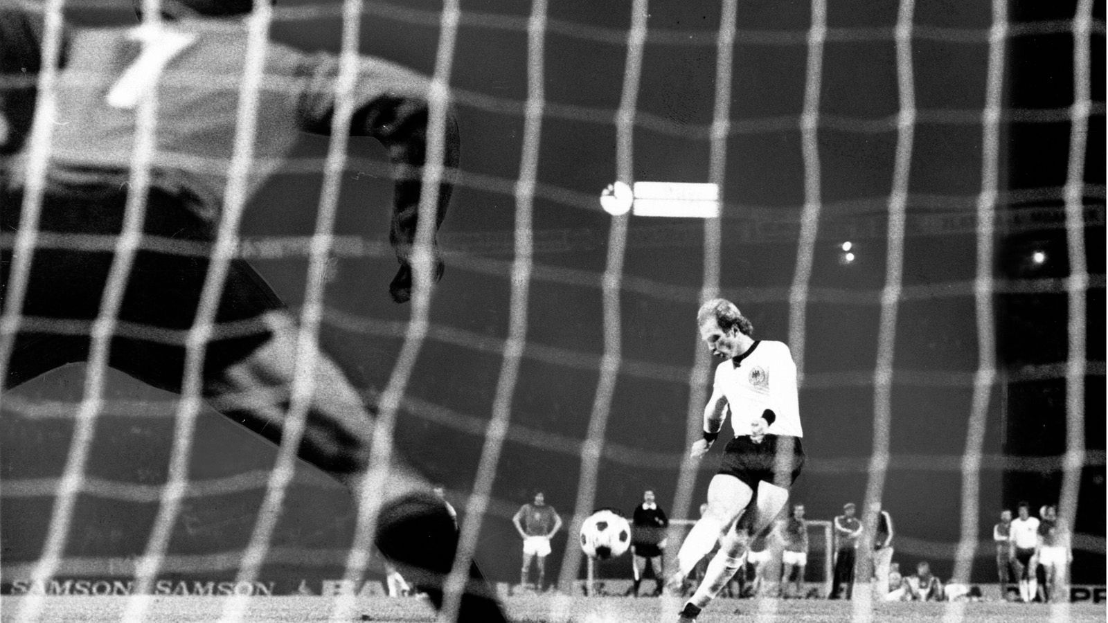 
                <strong>EM-Finale 1976: Der Fehlschuss von Belgrad </strong><br>
                Der wohl bitterste Moment im DFB-Dress folgt zwei Jahre nach dem WM-Triumph: Im Finale der Europameisterschaft verschießt Uli Hoeneß einen Elfmeter. Die Tschechoslowakei gewinnt das Spiel am Ende und holt den Titel.
              