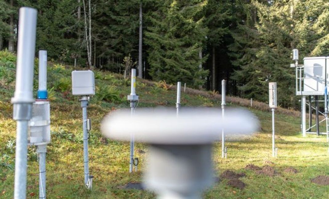 Diese Anlage des Bundesamtes für Strahlenschutz (BfS) auf dem Schwarzwaldberg Schauinsland bei Freiburg in 1.195 Metern Höhe misst Radioaktivität in der Luft.