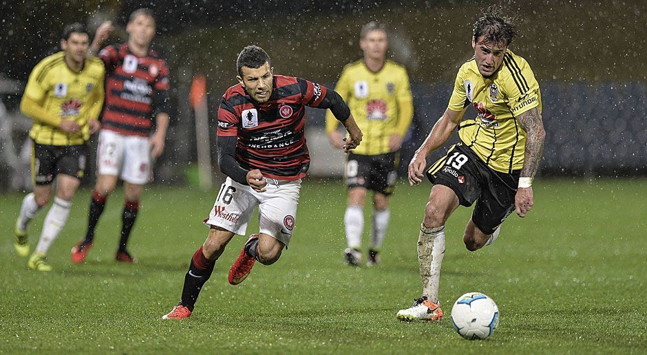 
                <strong>A-League (Australien)</strong><br>
                Sogar noch bis zum 16. Oktober können sich die Vereine in "Down Under" auf Spielersuche begeben. Die Rekord-Ablösesumme in der A-League beträgt seit dem Sommer 2011 übrigens 900.000 Euro - diese Summe zahlte Perth Glory für den in Göppingen geborenen australischen Stürmer Shane Smeltz an den 2012 nach nur vier Jahren aufgelösten Gold Coast United FC.
              