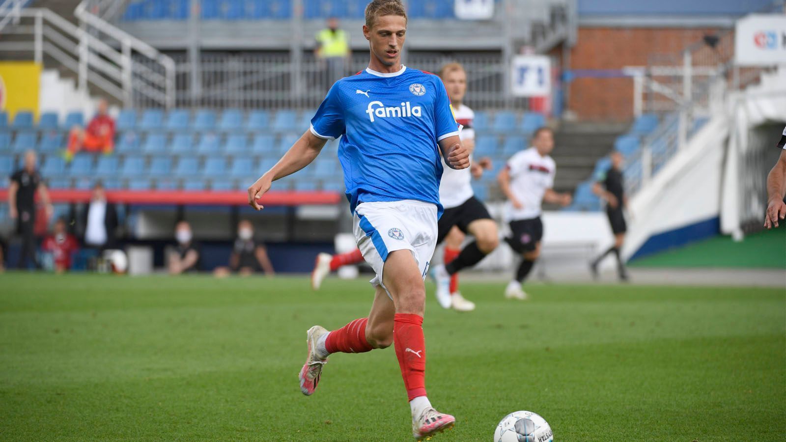 
                <strong>Lion Lauberbach (Holstein Kiel)</strong><br>
                Mehrere Medien bringen den 22 Jahre alten Stürmer mit dem Rekordmeister in Verbindung. Allerdings wäre Lauberbach wohl zunächst für die zweite Mannschaft der Münchner vorgesehen und könnte dort in die Fußstapfen von Kwasi Wriedt treten, der den Klub verlässt. 
              