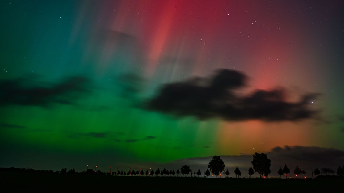 Polarlichter leuchten am Nachthimmel 