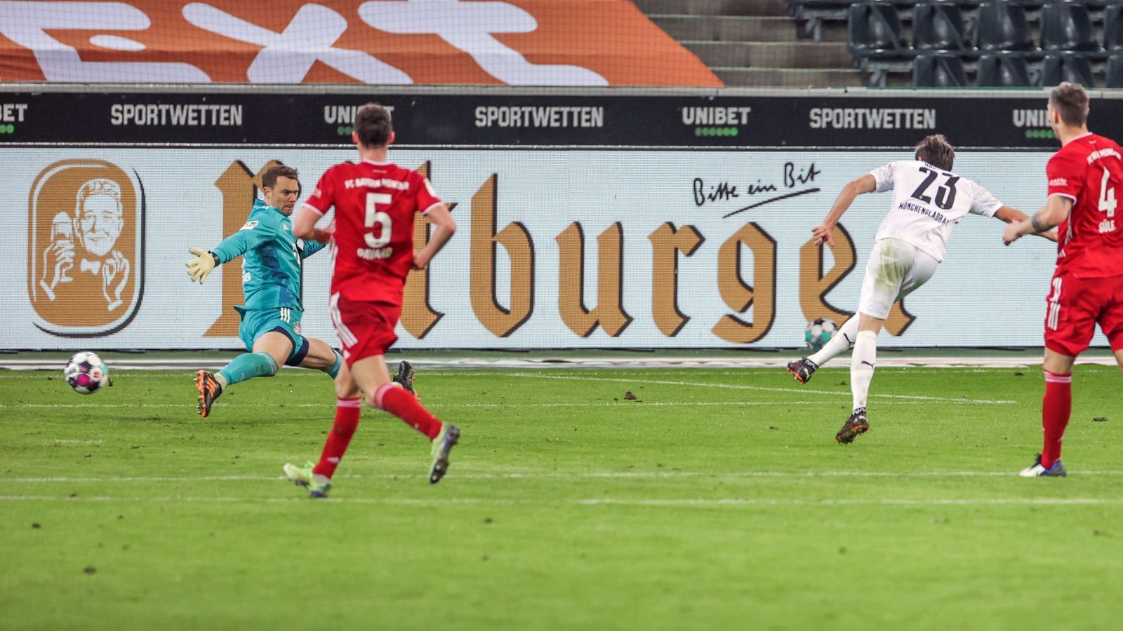 
                <strong>Bereits drei Mal drei Gegentreffer kassiert</strong><br>
                In Gladbach kassierte Neuer schon zum dritten Mal in der laufenden Spielzeit drei Gegentreffer in einer Bundesliga-Begegnung. Vor der Pleite bei der Borussia war dies schon beim 4:3-Sieg gegen die Hertha und beim 3:3-Unentschieden gegen Leipzig der Fall. Zum Vergleich: In der Vorsaison kassierte Neuer nur in einer einzigen Bundesliga-Begegnung mehr als zwei Gegentreffer. Das war beim 1:5 am zehnten Spieltag auswärts bei Eintracht Frankfurt. Nach dieser Schlappe wurde der damalige Trainer Niko Kovac gefeuert und sein Assistent Hansi Flick zu dessen Nachfolger ernannt.
              