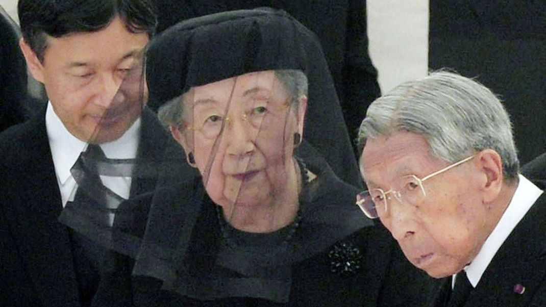 Kronprinz Yuriko (l.), die japanische Prinzessin Yuriko und ihr Ehemann Prinz Mikasa auf der Beerdigung ihres Sohns Katsura 2017.