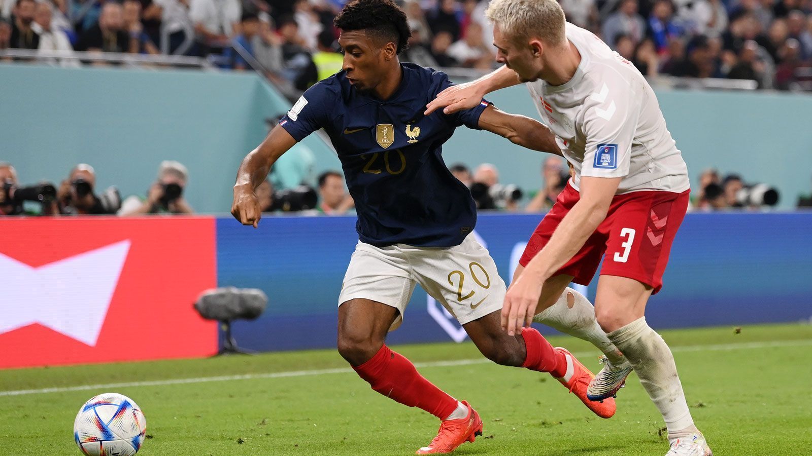 
                <strong>Kingsley Coman (FC Bayern München)</strong><br>
                ... Ansonsten kam Coman regelmäßig in der Schlussphase in die Partie. Um die gegnerische Defensive mit seiner Schnelligkeit nochmal zusätzlich aufzuscheuchen. Das gelang bisher aber eher sporadisch. Im Halbfinale verzichtete Deschamps zum ersten Mal im Turnier komplett auf den 26-Jährigen - zuvor hatte aber auch dieser gefiebert. Für das Finale meldet sich Coman wohl fit.
              