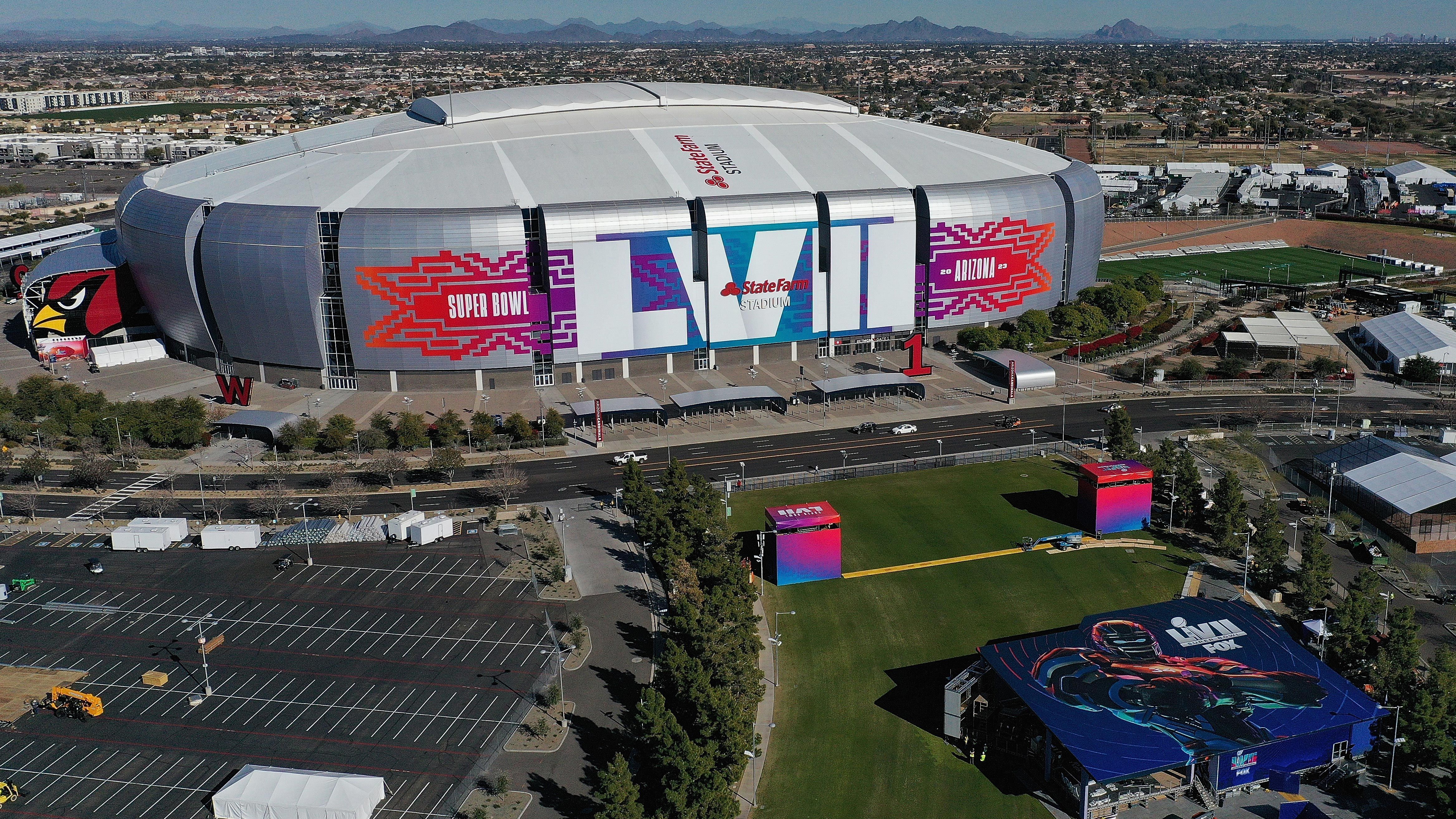 
                <strong>Super Bowl LVII: Die besten Bilder vom State Farm Stadium aus Glendale, Arizona</strong><br>
                Der Super Bowl LVII (live auf ProSieben und im Livestream) findet in der Nacht von Sonntag (12. Februar) auf Montag (13. Februar) in Glendale, Arizona statt. ran zeigt euch die wichtigsten Fakten und Bilder zum geschmückten State Farm Stadiums, der Heimstätte der Arizona Cardinals. 
              