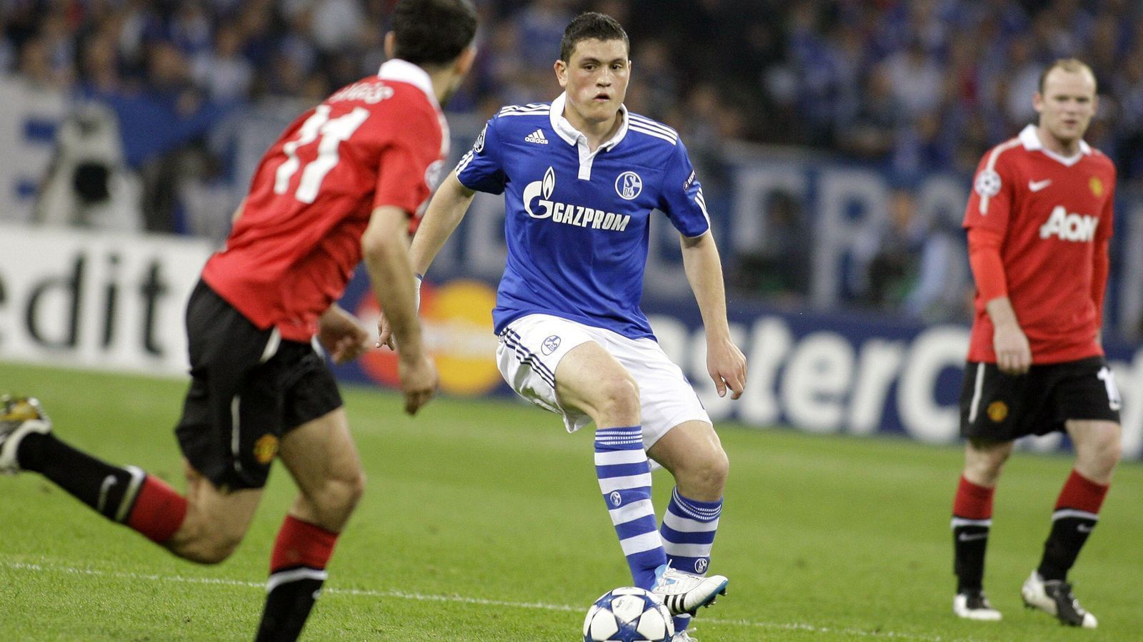 
                <strong>Kyriakos Papadopoulos</strong><br>
                Die möglicherweise beste Zeit seiner Karriere hatte der Grieche Kyriakos Papadopoulos beim FC Schalke, wo er 2010 als Toptalent anheuerte und sich trotz seiner Jugend schnell in die Mannschaft spielen konnte. So stand der Defensivmann auch gegen Manchester United in der Startelf, im Hinspiel im defensiven Mittelfeld. Bei seinen späteren Bundesliga-Stationen wie Leverkusen, Leipzig und dem HSV musste Papadopoulos oft zusehen, weil ihn Verletzungen zurückwarfen. Aktuell spielt der 29-Jährige in Kroatien für den Hauptstadt-Klub Lokomotiva Zagreb. Für Schalke stand Papadopoulos 97 Mal in Pflichtspielen auf dem Platz. Laut "Hamburger Morgenpost" dürfte Papadopoulos im Sommer 2021 schon wieder auf dem Sprung sein und sich statt einer Verlängerung in Zagreb eine neue Herausforderung suchen. 
              