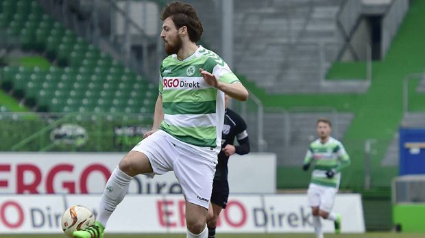 
                <strong>Ilir Azemi (SpVgg Greuther Fürth)</strong><br>
                Ilir Azemi (SpVgg Greuther Fürth): "Ich bin jeden Tag dankbar, dass ich noch lebe", sagte der Stürmer der Franken fünf Monate nach seinem schweren Autounfall im August 2014 der "Sport Bild". Ein Unfall, der seine Karriere fast beendet hätte. Zwar waren seine Verletzungen nicht lebensbedrohlich, aber eine langwierige Beckenverletzung verhinderte eine schnelle Rückkehr in den Profifußball. Doch nun, mehr als anderthalb Jahre nach dem Horror-Crash, gibt der Kosovare erste sportliche Lebenszeichen von sich. Azemi spielte zuletzt wieder regelmäßig für die zweite Mannschaft der Fürther in der Regionalliga Bayern.
              