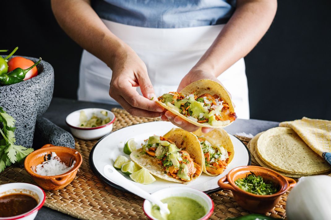 Bei der Befüllung der Tacos geht der Spaß erst richtig los - im Prinzip ist alles erlaubt.